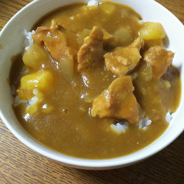 玉ねぎ、じゃがいも、豚もものカレー